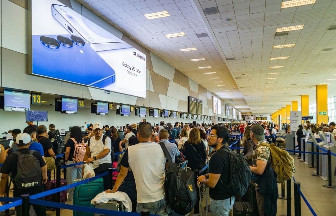 Airport Crowd Strapi