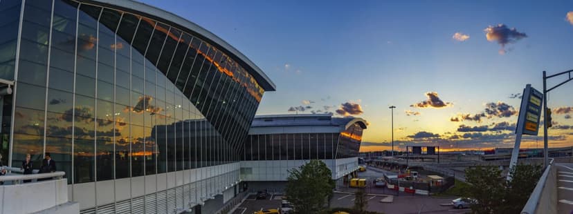 What is the flat fare for a taxi ride between Manhattan and John F. Kennedy International Airport (JFK)?