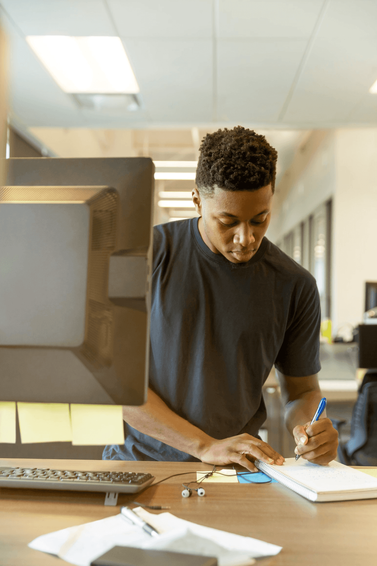 Agent managing a client booking on a tablet