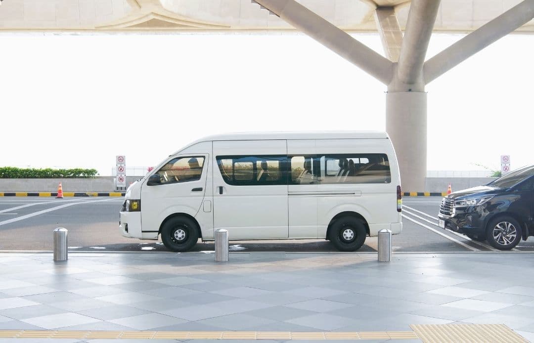 Cruise Port Shared Shuttle vs Private Car Service Shuttle Waiting For Pickup