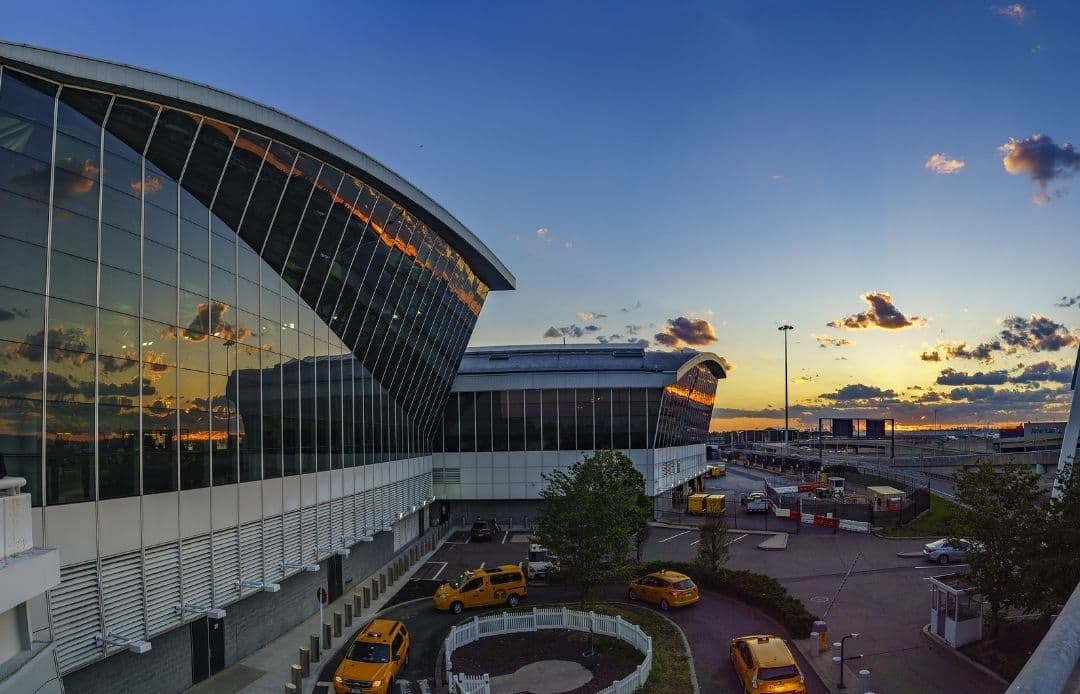 JFK car service - LUXY Ride black car transfer to the airport