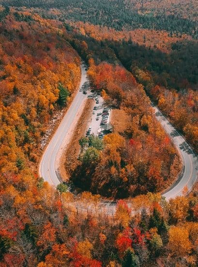 New Hampshire Fall Car Service 2026 Curved Road in Autumn Setting White Mountains