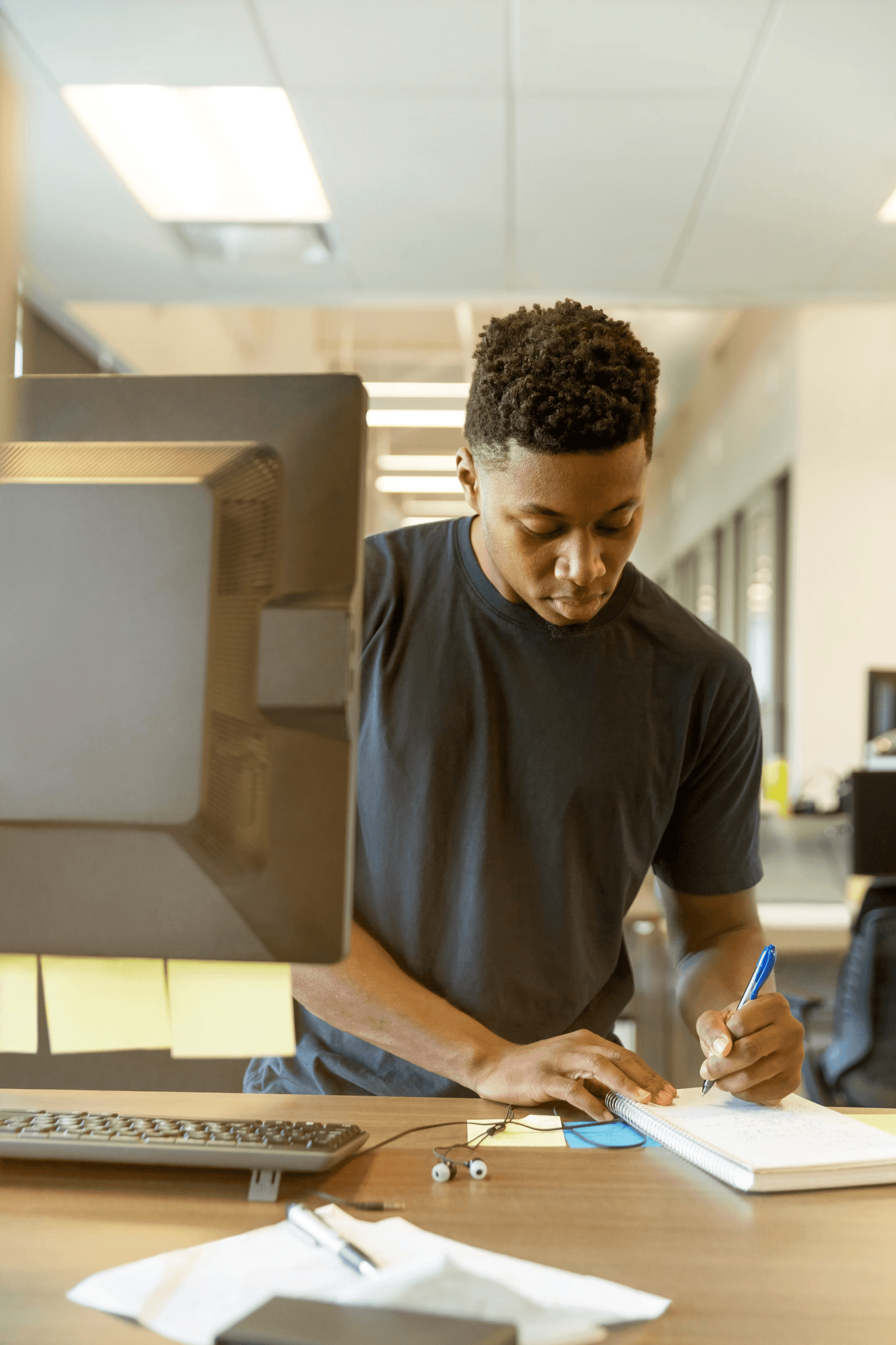 Agent managing a client booking on a tablet