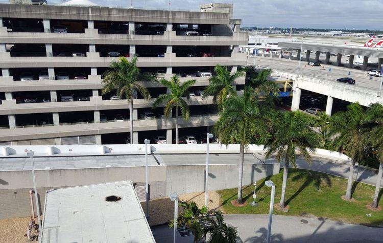 Hibiscus garage viewing area at FLL- Image Credit: https://parksmart.gbci.org/fort-lauderdale-hollywood-international-airport-hibiscus-0: